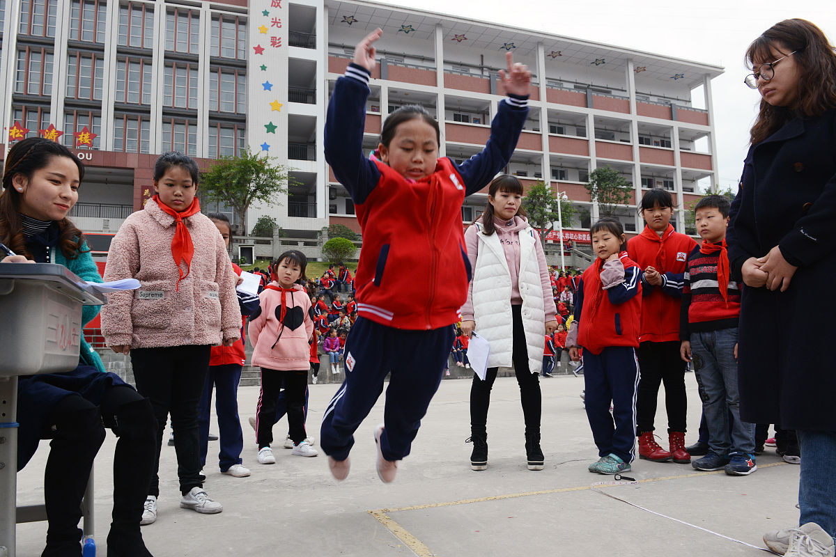 2019年11月22日,重庆,这是孩子们在操场上进行比赛的场景,少儿运动会