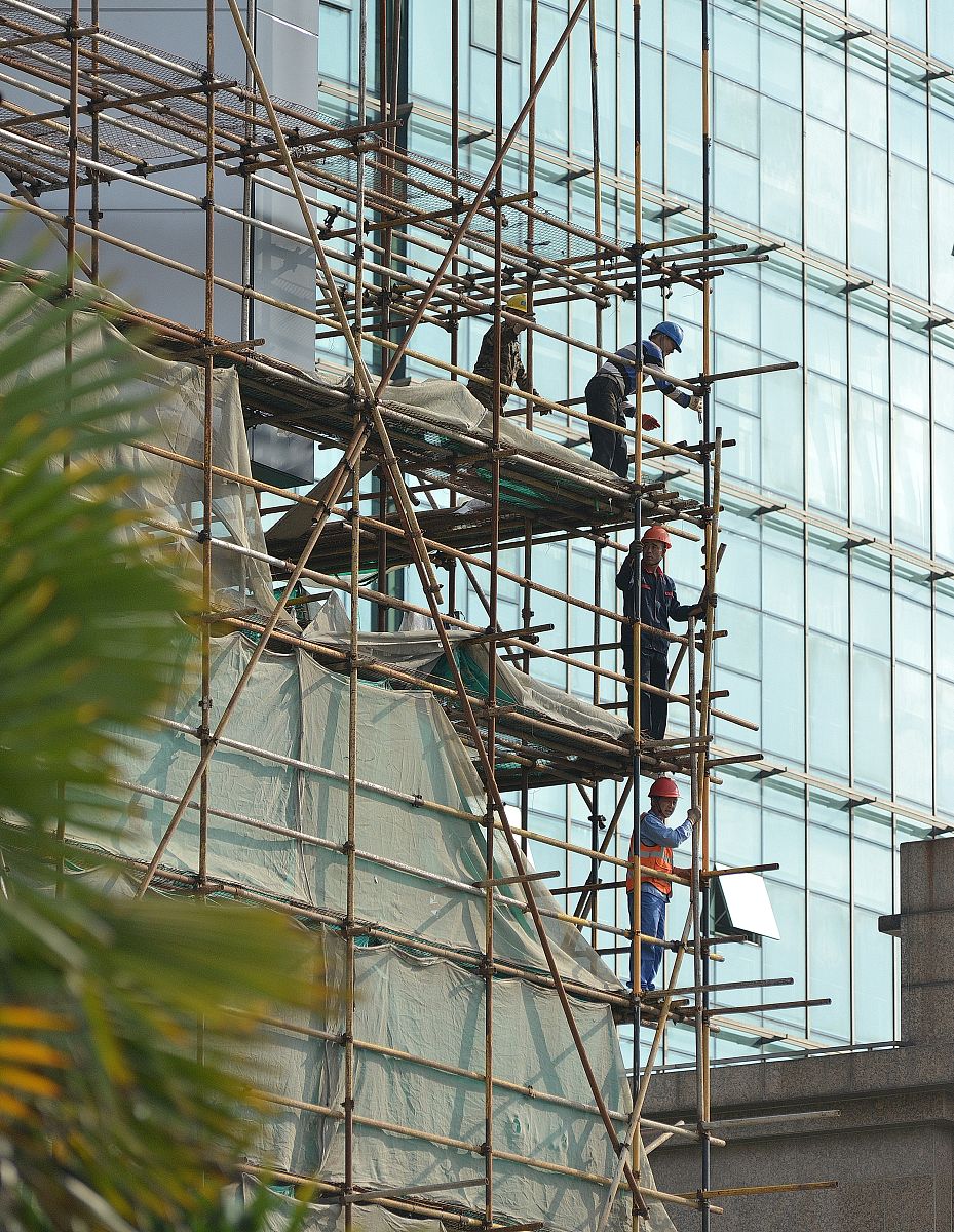 以下这段话如何换成另一种中文方式表达？：脚手架要编制专项安全施工方案和安全技术措施交底。正确使用个人安全防护用品必须着装灵便在高处作业时必须佩戴安全带与已搭好的立、横杆挂牢穿防滑鞋。风力六级以上强风和高温、大雨、大雾等恶劣天气应停止高处露天作业。风、雨过后要进行检查发现倾斜下沉、松扣、崩扣要及时修复合格后方可使用。脚手架要结合工程进度搭设搭设未完的脚手架在离开作业岗位时不得留有未固定构件和不安全隐