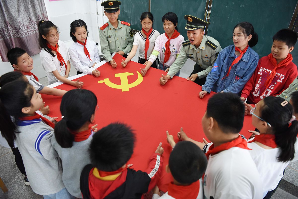 传承红色基因建设新时代团队、少先队研究的依据、目的和意义。以后的发展动向课题的研究现状、研究的内容、创新之处课题设计字数不少于2000