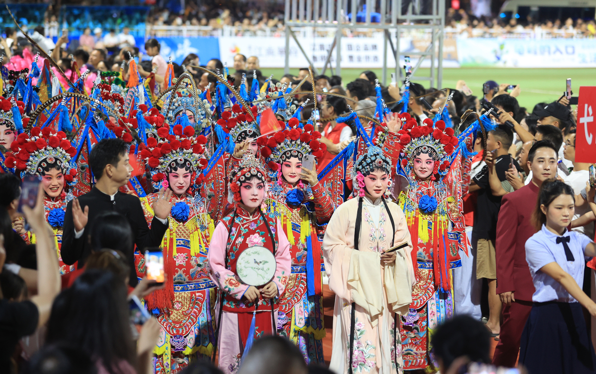 新时代下京剧艺术的困境与传承发展研究 写一篇较长的论文摘要