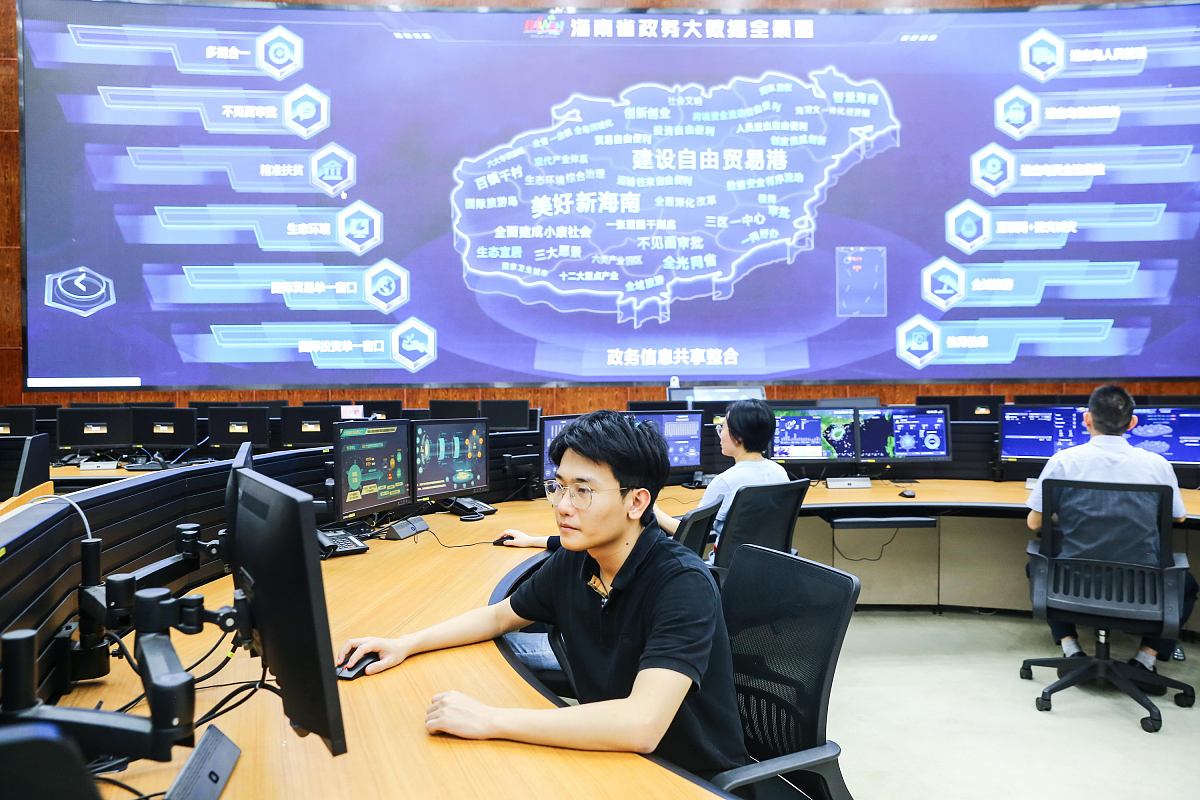 改写以下内容要求：不改原文变意思但表达文字不能一样1500字：312推进信息资源共享过去政府部门沟通和交流不多对本系统的信息数据都是保密的导致群众需求跑多个地方、开具各种证明好不容易才办成一件事。现今海曙公安分局不仅实现公安内部数据互联互通只要内部系统可查的均不再需要申请人提供而且申请人可以选择就近办同时海曙公安分局积极争取海曙区政府、区行政审批中心的支持主动与大数据、人社、民政、不动产、卫健等部