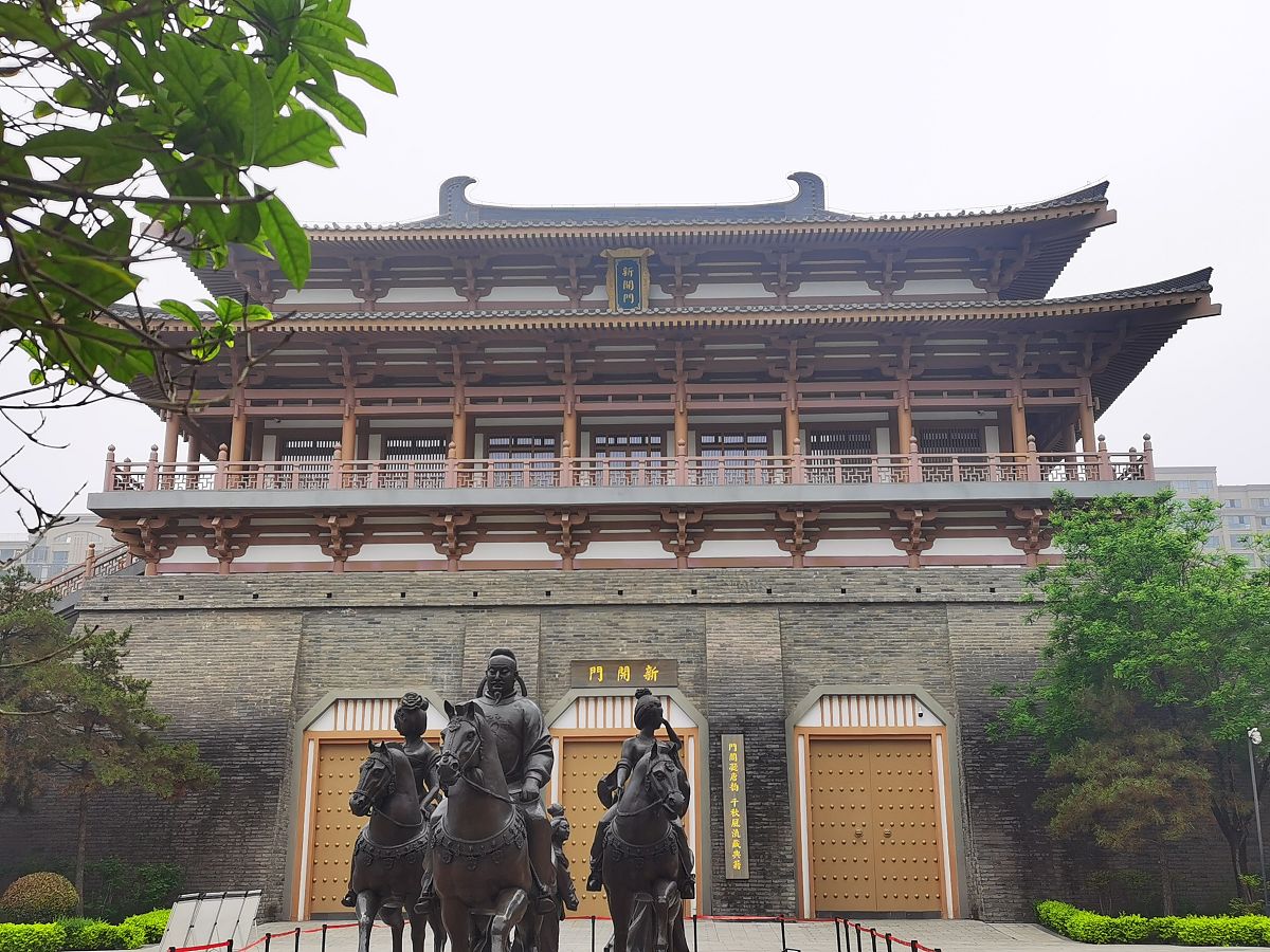 创业项目：蛋糕店项目建设地点：西安市雁塔区西影路1 该行业基本情况介绍2 该行业市场容量3 政策因素对该行业的影响程度4 行业的市场痛点目前正打算进行蛋糕店创业项目请按照下面提纲撰写创业计划书每个小标题下面写200字左右。