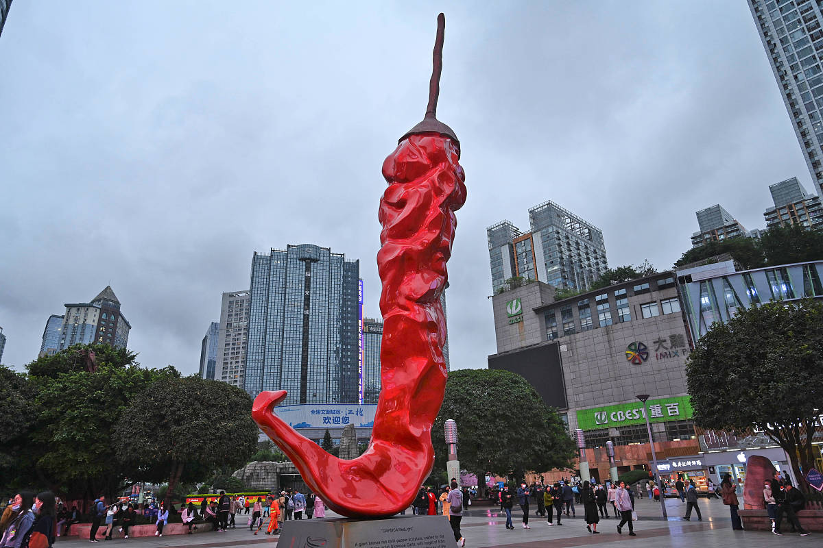 2021年10月20日,重庆市,实拍位于观音桥的世界最大辣椒雕塑"天之椒子"