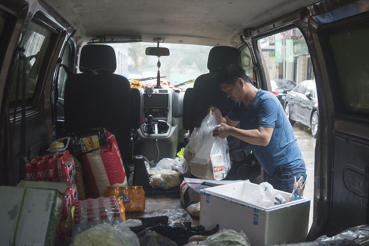 2021年9月13日,因受台风"灿都"外围影响,浙江宁波迎来降雨天气,市民冒