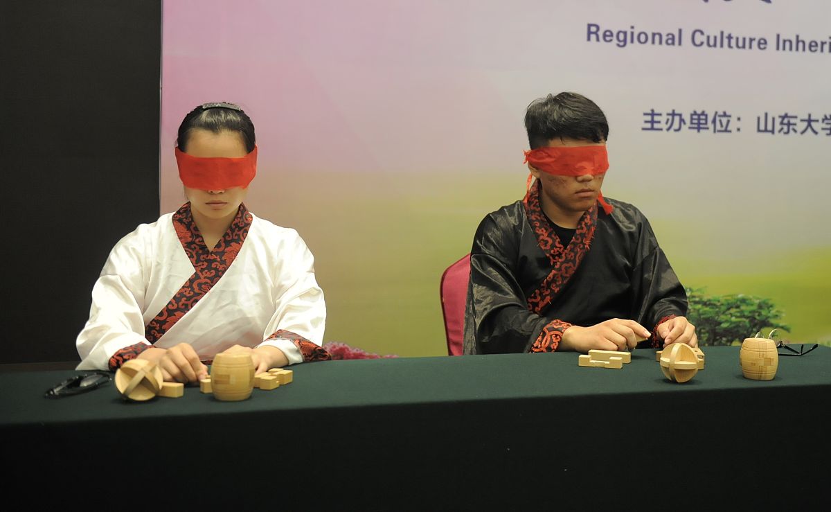 2018年7月15日上午,济南"海右论坛暨国际中学生会议"的拆解鲁班锁大赛