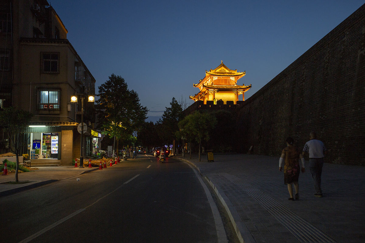 2020年7月6日,湖北省襄阳市,华灯初上古城夜色灿烂.