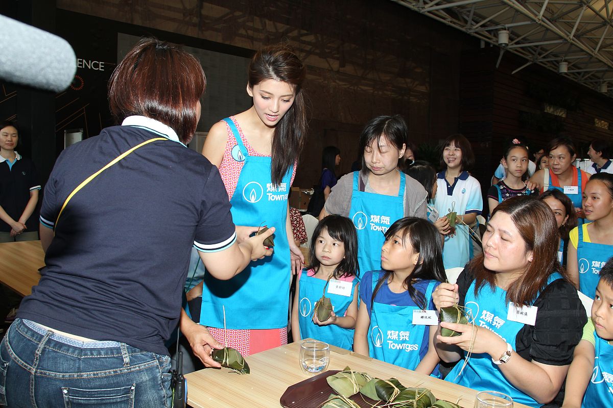 各区域同事好：我们现需向大家征集各区域6月节点的优秀案例其中包含手镯节、高考毕业季、儿童节、端午节等六月门店特色活动请简述活动主题时间、内容及效果并附图 帮我加点东西