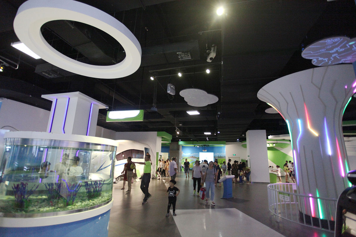 该项目为宣传农业科技而建设了一个小型场馆我负责整合信息将信息融入到基地中让游客体验并了解有关内容。帮我润色一下