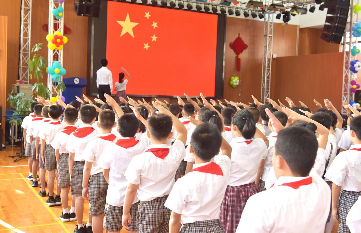 ‘红领巾寻访’：培养青少年家国情怀的有效实践