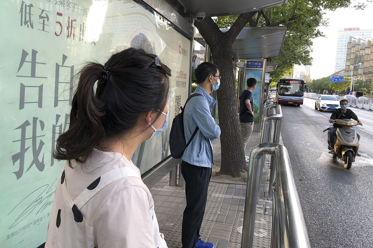 2020年6月16日,晚高峰时间,北京三元桥,上班族们科学佩戴口罩乘坐公共