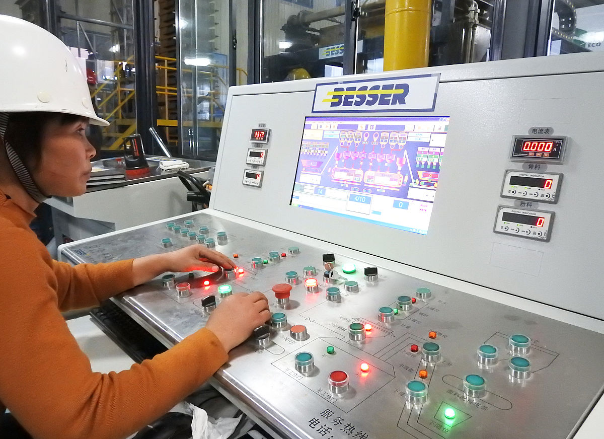 在传统的矿业加工生产过程之中在矿物浮选加药阶段因缺少数据实时化集成化系统导致矿业加工的辅助药剂往往过量添加对产品造成浪费的同时也极大的造成了自然环境的污染。人工智能自诞生以来经历了从早期的专家系统、机器学习到当前持续火热的深度学习等多次技术变革与规模化应用的浪潮。随着硬件计算能力、软件算法、解决方案的快速进步与不断成熟工业生产逐渐成为了人工智能的重点探索方向工业智能应运而生。本平台会根据实时对矿物