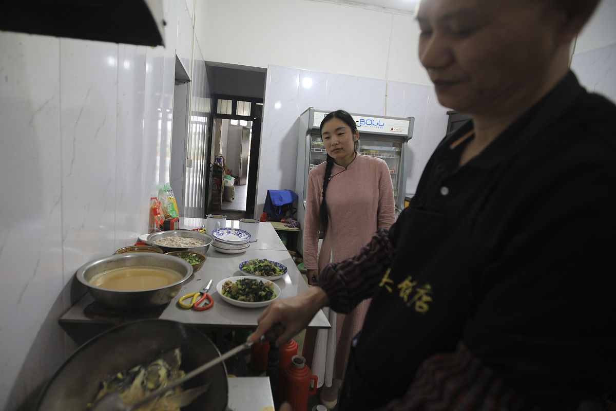 2021年5月27日,浙江嘉兴,除了自己做饭,有时候工作太忙,邵钰佩就在村