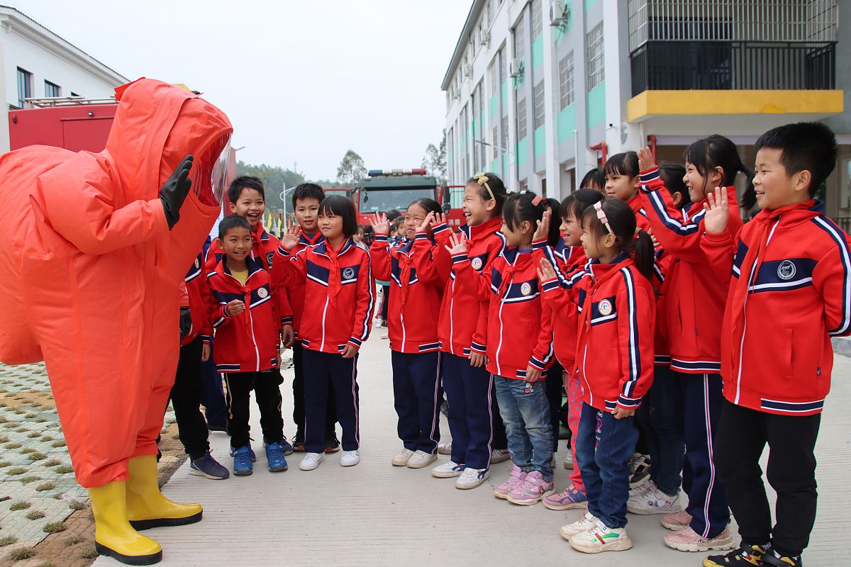 2022年1月12日,广西梧州,苍梧县消防大队走进县第一实验小学开展消防
