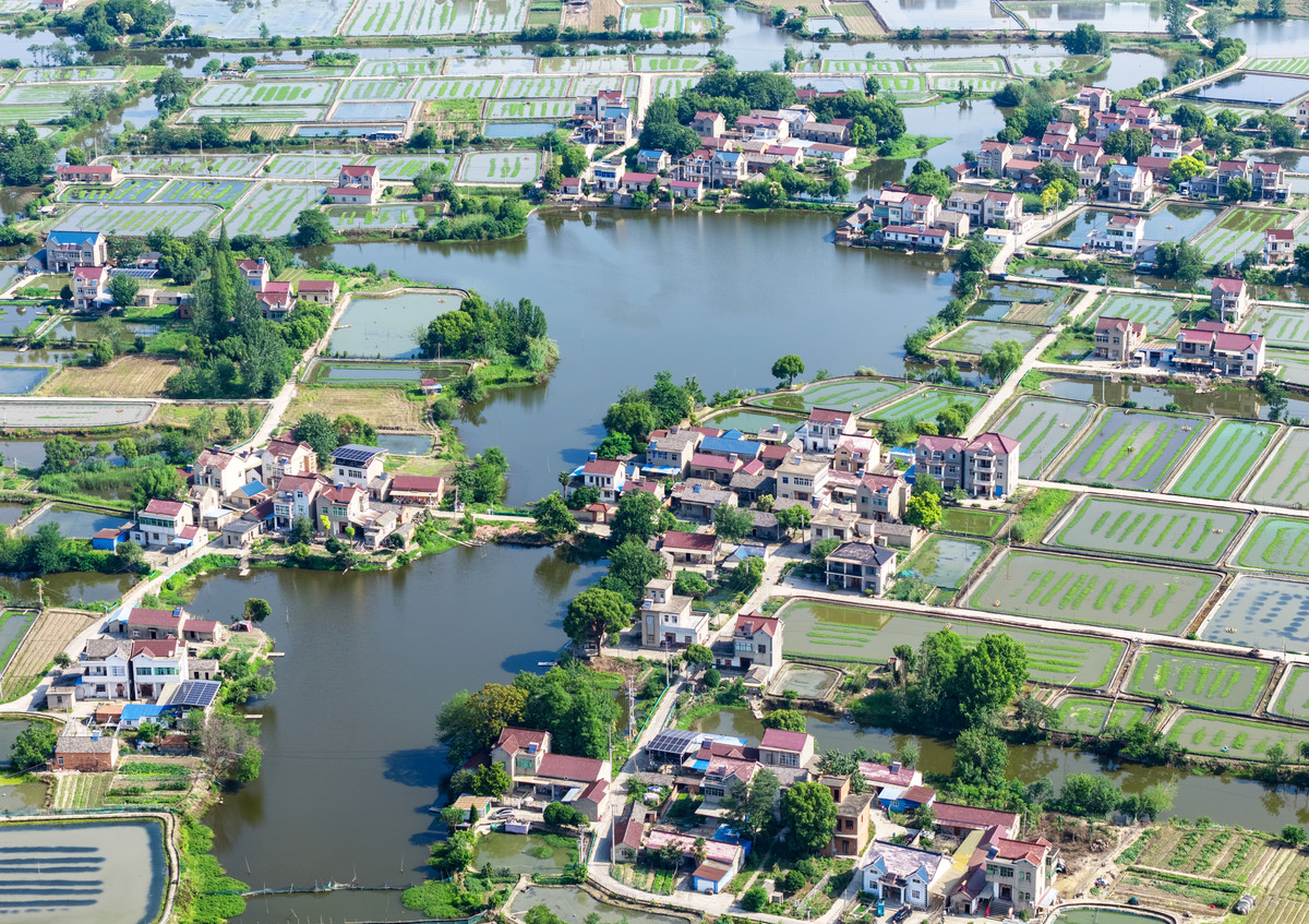 结合具体政策条例以及经济社会相关数据谈谈太仓市浏河镇新塘村的发展条件和发展机遇