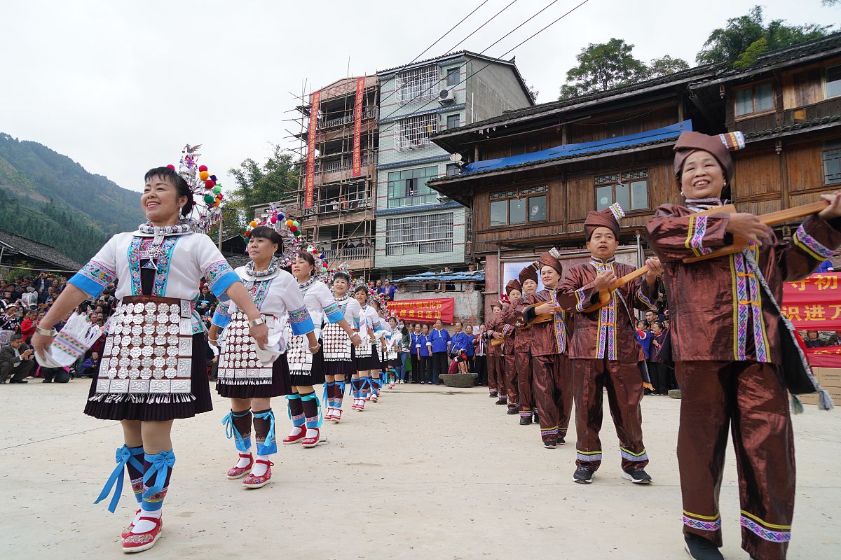 2021年10月30日,广西柳州,三江侗族自治县林溪镇美俗村侗族群众在欢庆