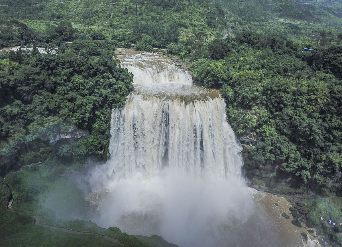 帮我规划一个2000元人民币预算范围内从广州到贵州的旅游行程安排