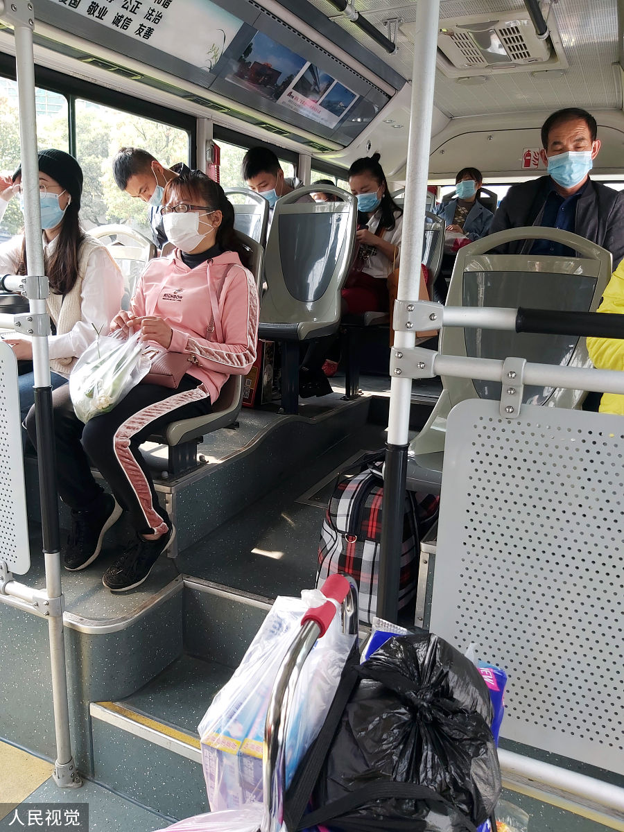 尴尬！公交车晃动撞到女生，她却说'你直接压我身上吧'？