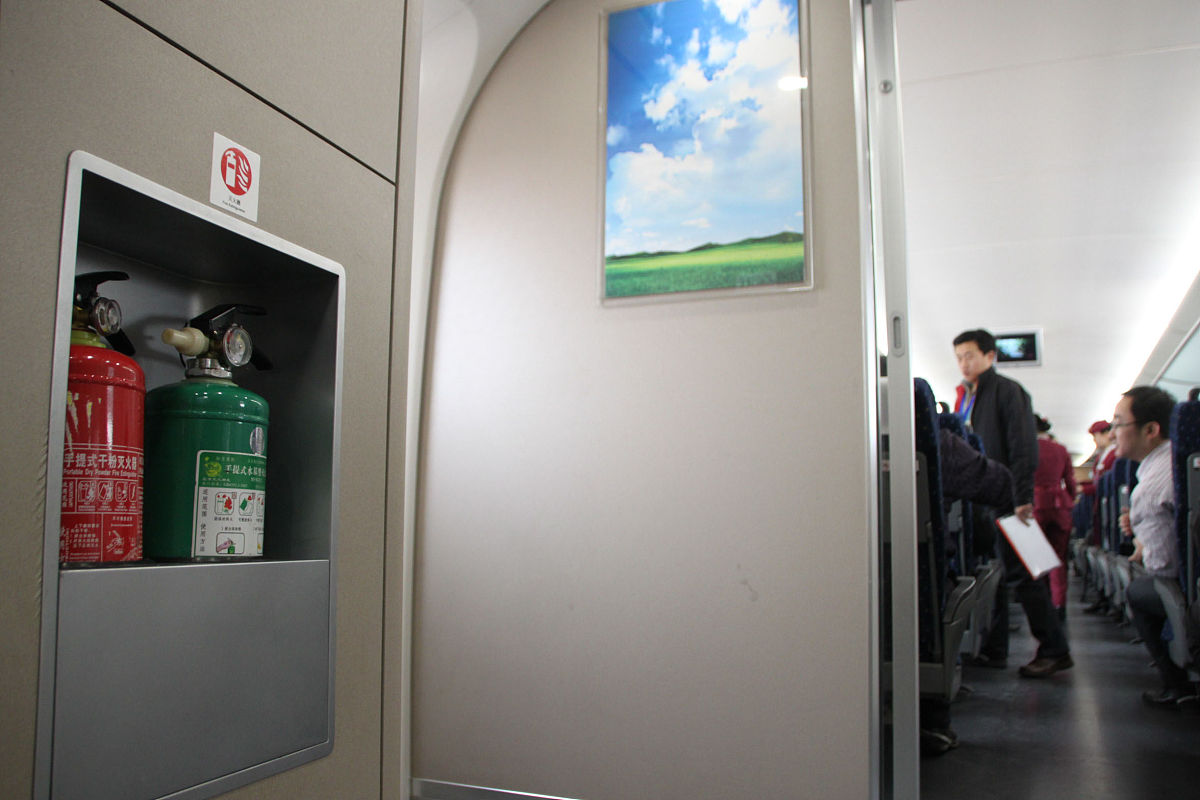2012年12月22日,河北,每节车厢两端都配备了两种型号的灭火器,分别为