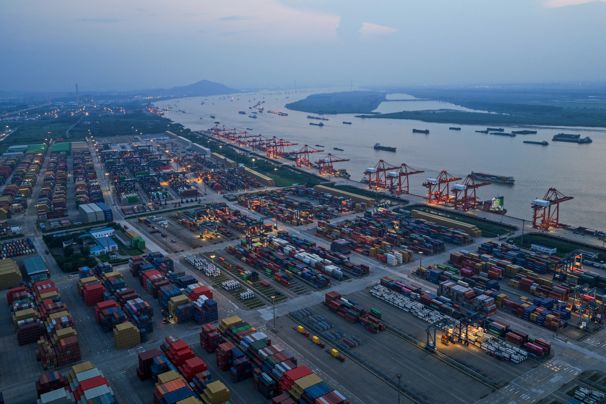 对重庆港、岳阳港、武汉港、九江港、芜湖港、南京港、南通港、上海港能源消耗情况进行评价并得出排名