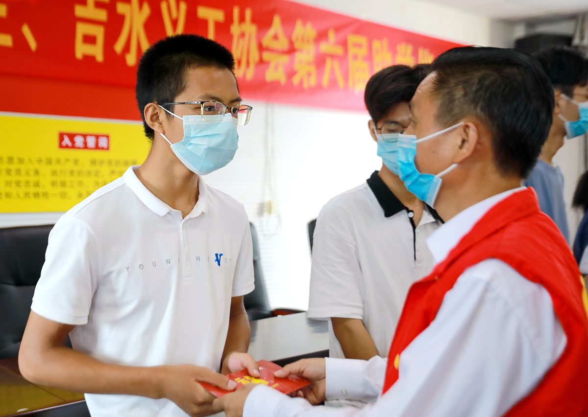 家庭经济困难大学生贫困补助申请书