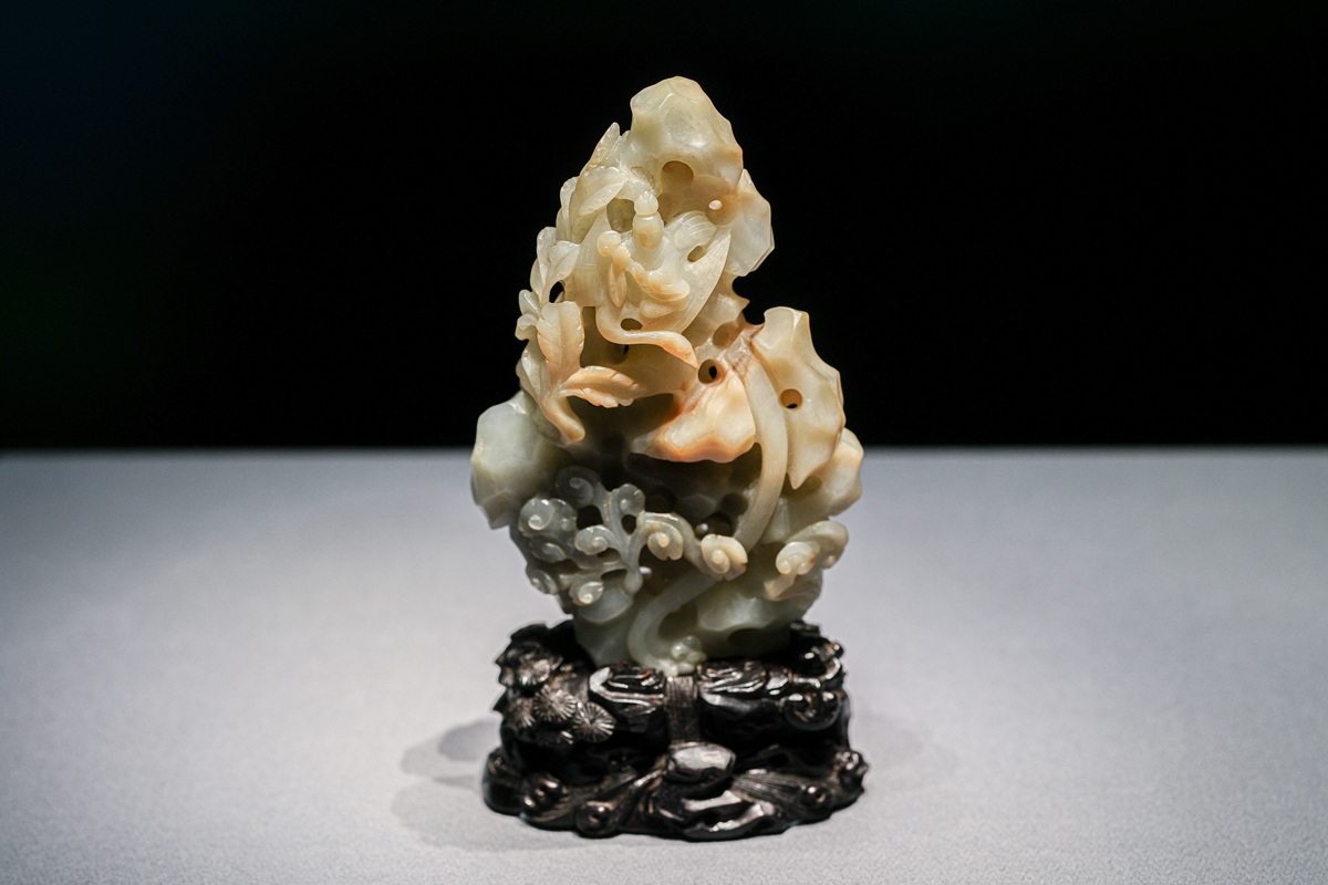 黄玉温厚，君子所服：解读玉石与自然的和谐之美