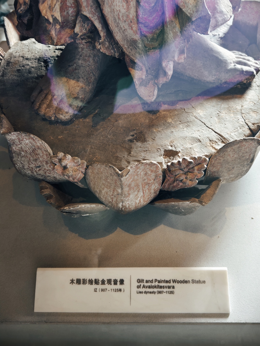 2026年3月25日,北京,故宫雕塑馆,辽代木雕彩绘贴金像,