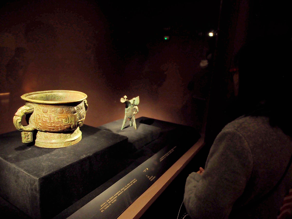 不改变逻辑和语义改写这段话：随着甲骨文研究积累的数据已呈现出海量化和系统化中外有学者转变研究思路采用计算机技术对甲骨文字进行分析并结合大数据进行甲骨文可视化、语义计算从而可能突破甲骨文研究瓶颈获得新的进展进一步促进甲骨学的发展。