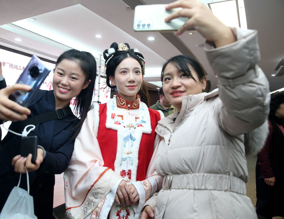 姐皮卡晨(冯佳晨)婚后复出, 与丈夫孙宇一起参加讲述"全家福"的<strong>故事</strong>