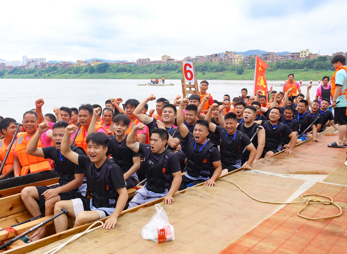 630日记光阴似箭日月如梭转眼间三下乡暑期社会实践活动就进入到了尾声。这是一个非常有意义和难忘的旅程今天我们来到了三明清流县会想起一天的经历说实话还是有点遗憾的。原定的计划是去林畲去毛泽东同志的故居、去赏桂花但考虑到时间问题不得不放弃这一行程随后我们来到了文化馆但馆长却不在正心灰意冷的我们却听说今天有龙舟下水的活动工作人员强烈推荐我们去看看于是我们就来到了举办的地点。我所了解龙舟比赛是中国传统文化