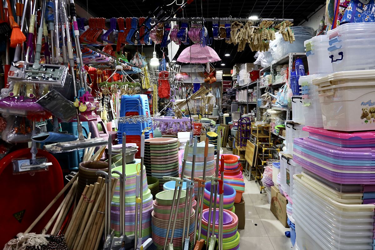 2021年1月19日,浙江湖州市小商品市场,小商品市场的各种日常用品.