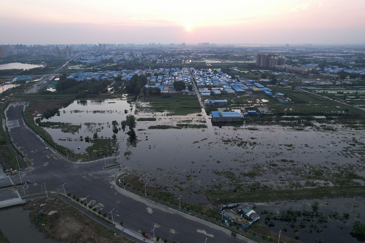 2021年7月26日,受暴雨水害影响的河南新乡东站首日恢复运行,旅客乘坐