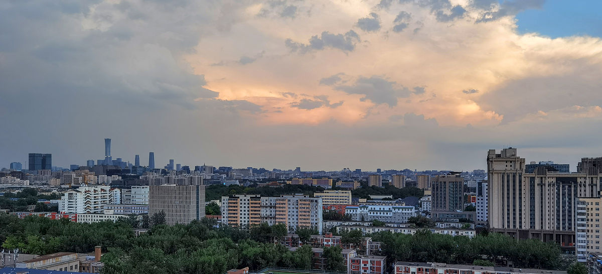 2020年7月5日,北京,盛夏七月,天气多变,时而暴雨时而晴天,傍晚,登高眺