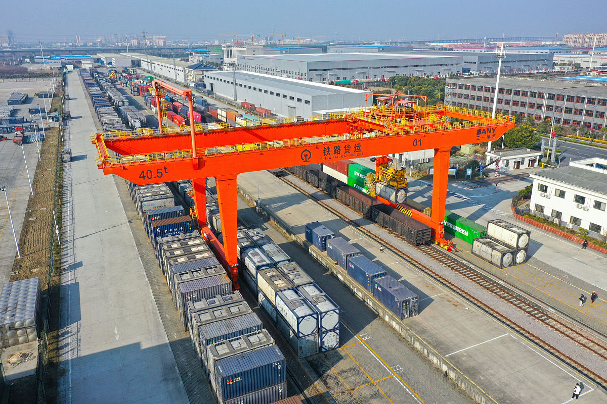 成都铁路运输学校毕业生就业方向：铁路运输、物流、技术研发、管理等