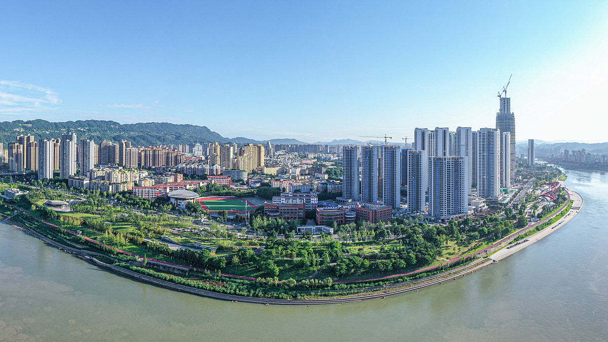 2021年7月31日,四川宜宾,航拍长江沿岸城市风光.