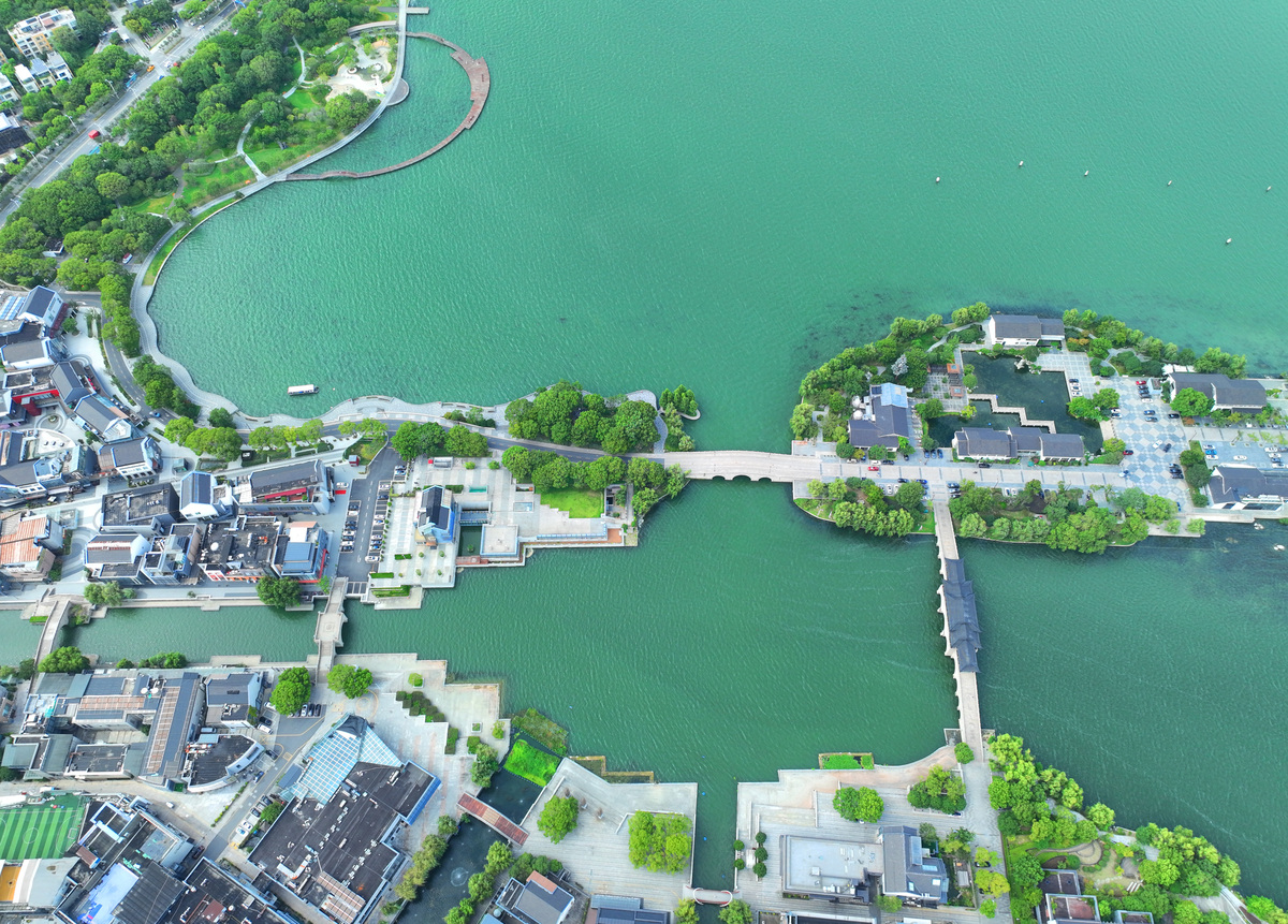 因为是学生所以预算有限打算去西湖千岛湖乌镇苏州四个地方旅游一共两个人同行计划玩五天可以帮我做一份旅游计划吗？旅游计划最好可以推荐这四个地方有哪些好吃的小店和有爱又干净的住宿地方、景点门票购买费用、交通工具等方面的内容。