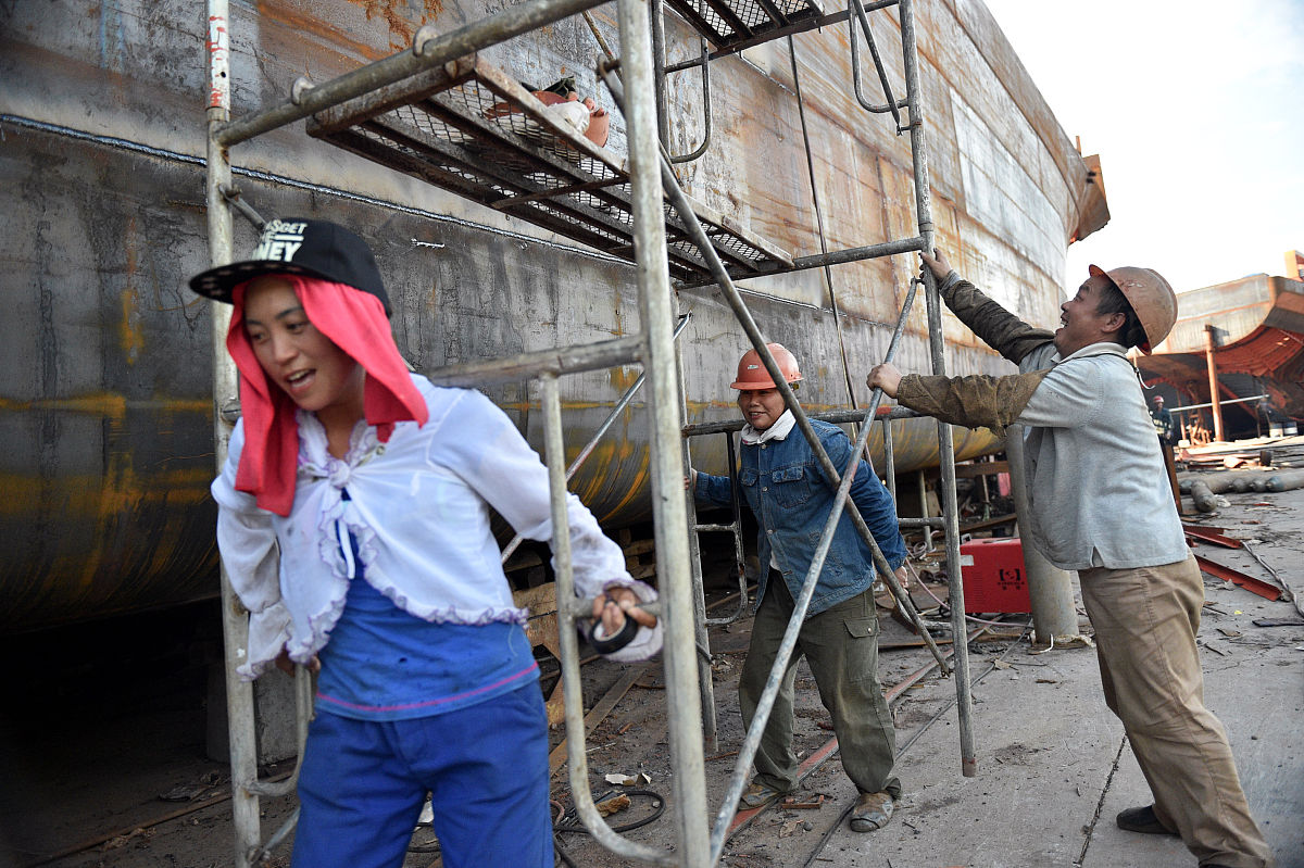 2015年08月14日,重庆,这是工地上移动作业用的脚手架,一名男工过来协