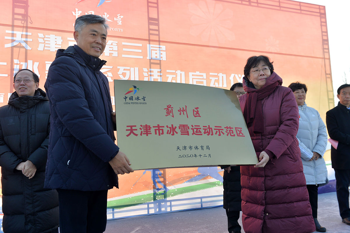 走访了10家单位邀请浪潮集团、力诺瑞特等13家上市公司举办产学合作协同育人论坛。组织申报2018年国家、省基金项目20项；请校内外专家分学科方向对基金项目进行分类指导；高质量组织数学、物理学学位点专家论证会; 目前已与济南华信计算机技术有限公司、山东金现代信息技术有限公司、山东晶华光电科技有限公司等签署产学研合作协议校企双方优势互补、合作共赢。同时积极走访调研了浪潮集团、山大华天、山东神戎电子等1