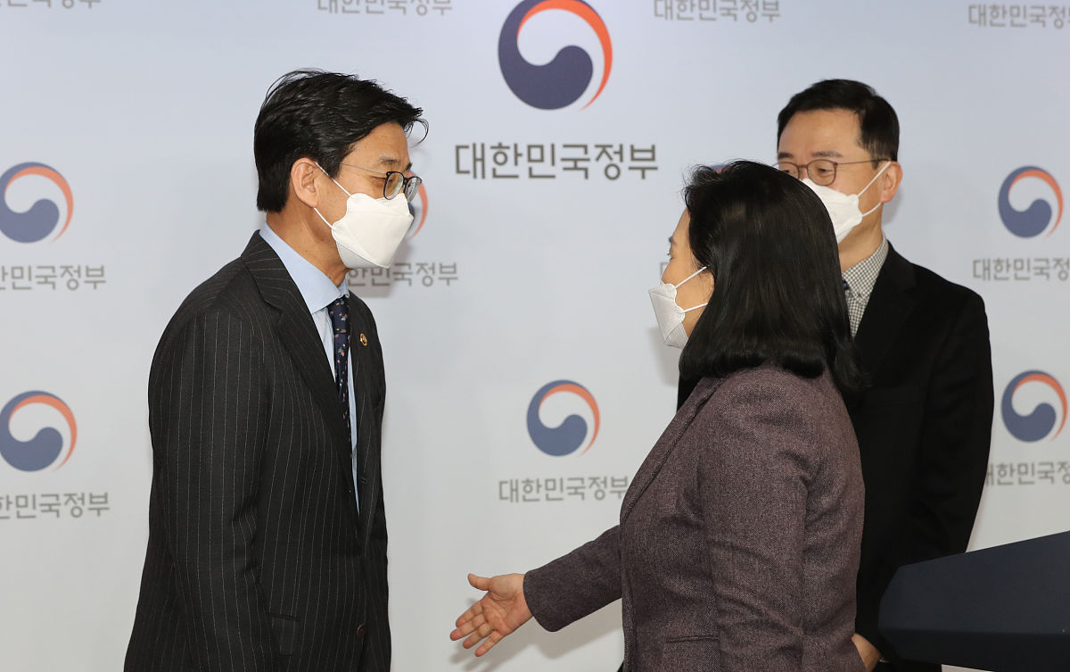 当地时间2021年2月5日,韩国首尔,俞明希出席新闻发布会.当日,韩国候选