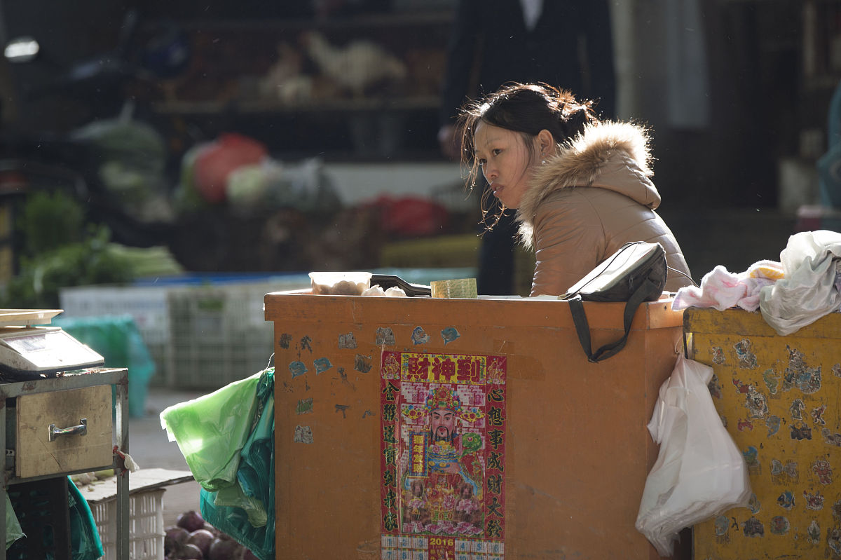 您好我们有兴趣购买您的产品。我们是批发商我们大量购买我们严格通过电子邮件保持业务沟通。请给我们您的目录和价目表到我的电子邮件 jmtradersllctutanotacom我等待你的回应我的电子邮件我们将审查并尽快给你。谢谢。你是一名外贸业务员专卖汽车屏幕播放器的根据上述内容给客户回复一封邮件简洁明了有主题