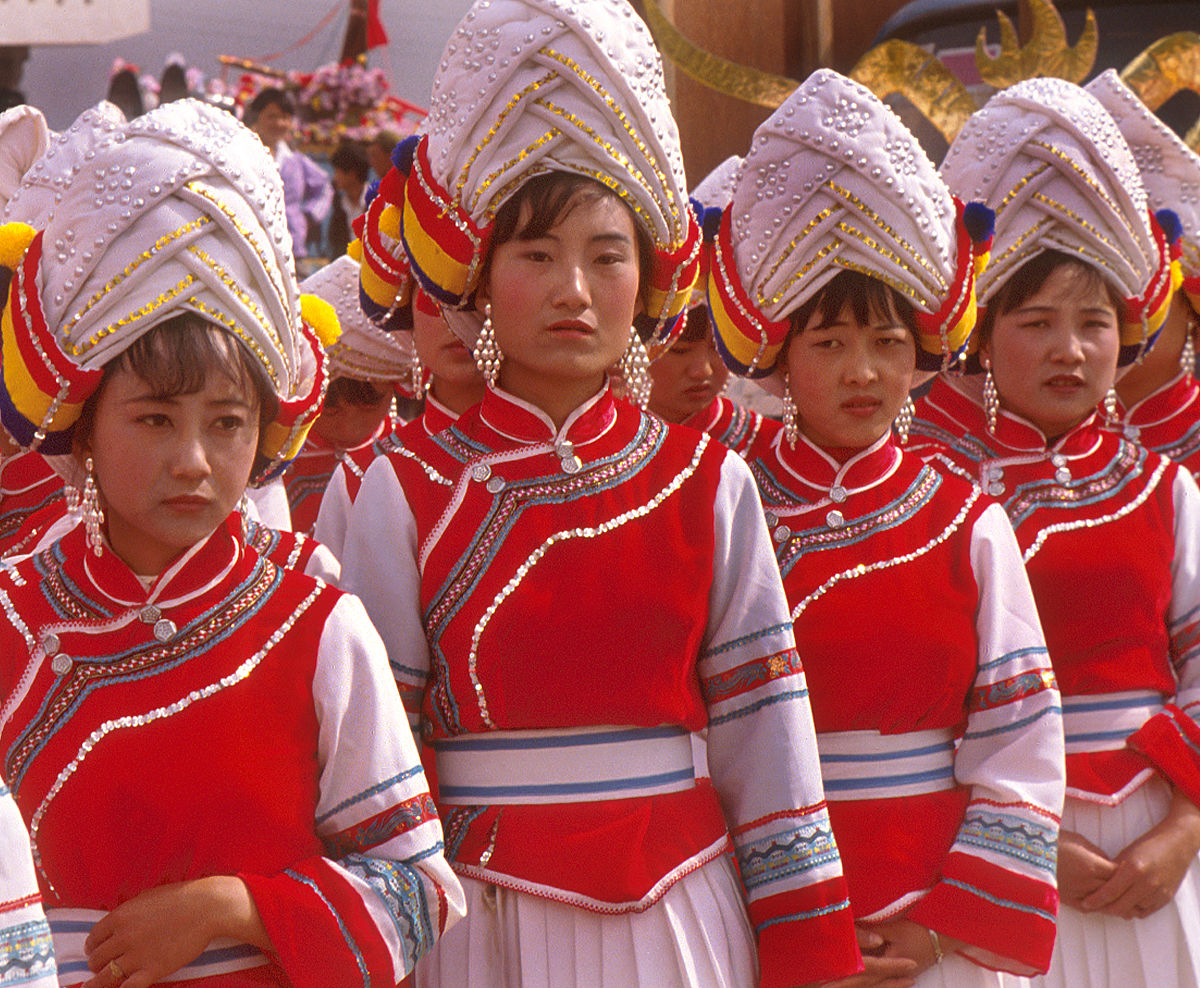 1980年4月,中国云南省大理市,一群白族妇女身着鲜艳的传统服饰参加第