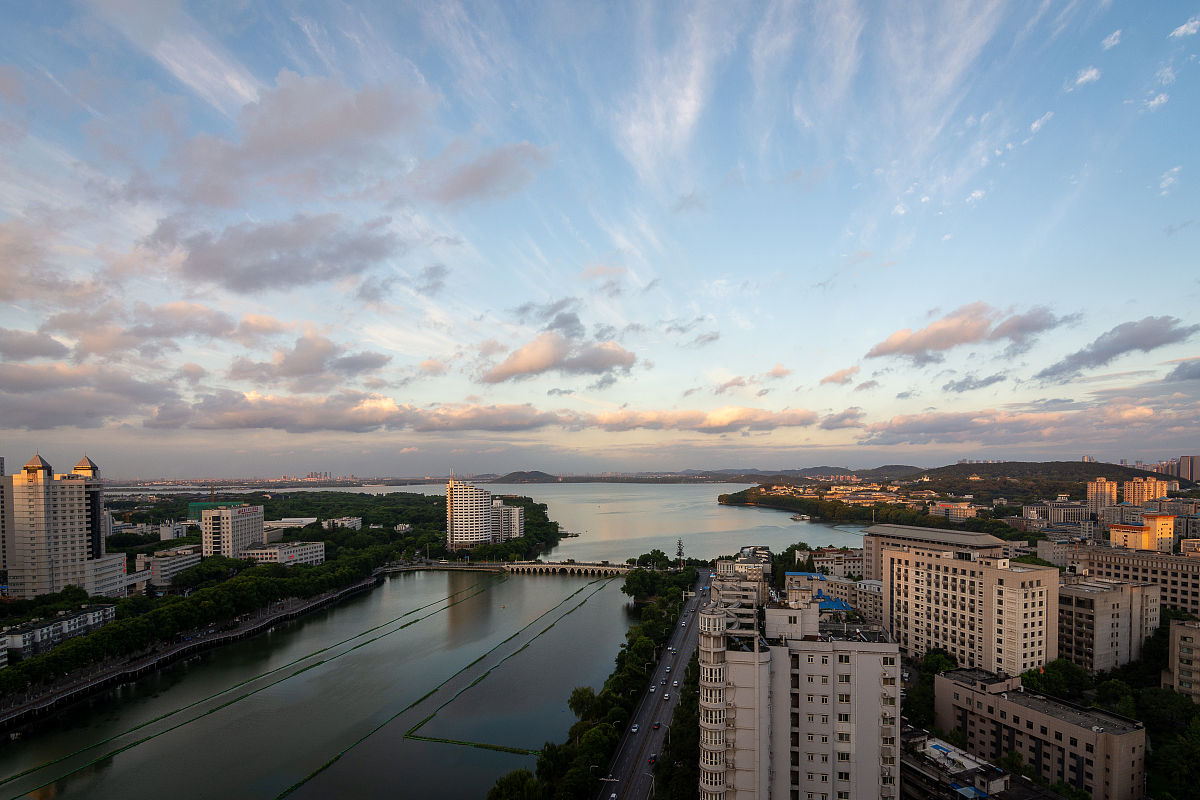 2021年7月28日,武汉,航拍东湖和水果湖.