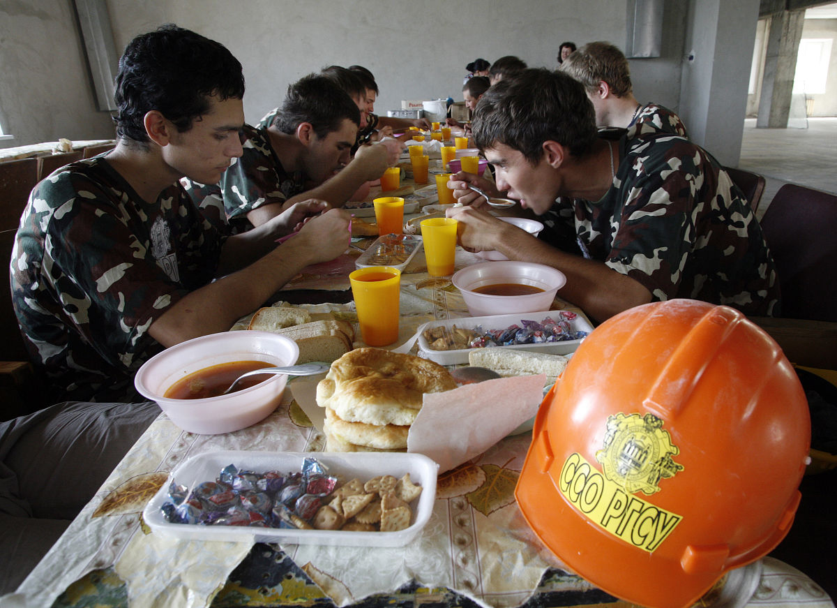 贵州商贸学校招生办电话：0851-88888888，招生咨询，报名入学