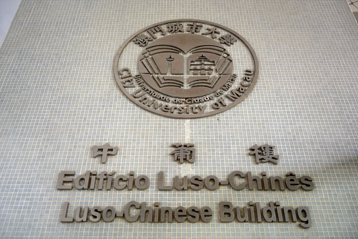 假设你是一名初三升高一的杭州学生请用英文回答面试官你为什么想加入上海上实剑桥国际学校举出几个原因并对其展开最后用中文进行整体翻译。注意：你可选择的原因包括那里往届学生的优异成绩丰富的资源不错的A-level教学成果与十分优良的师资