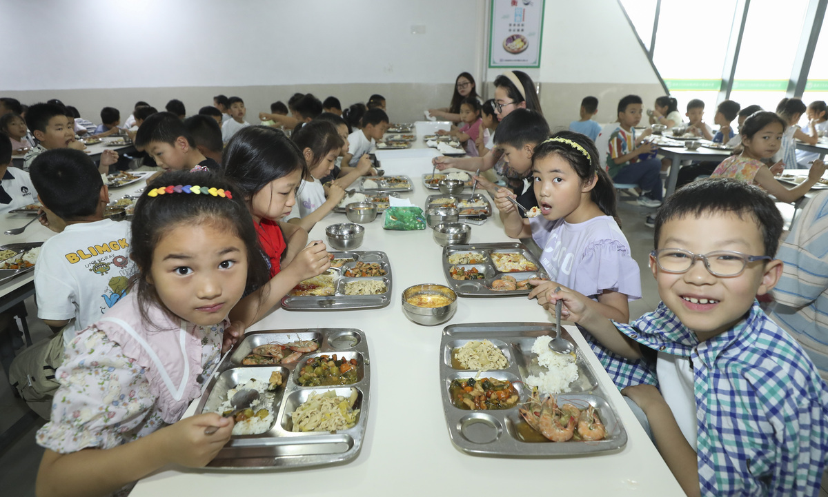 石牌镇小学举行食堂开放日，家长参观了解食材安全
