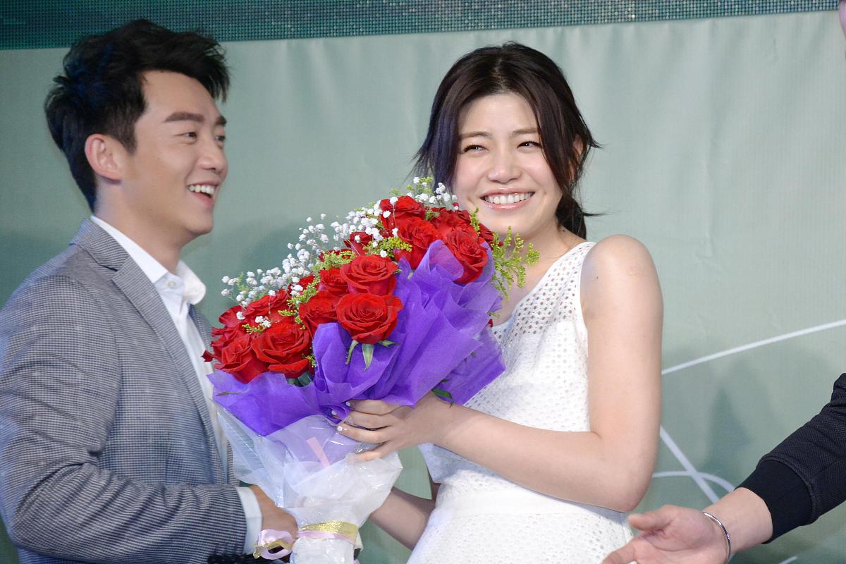 以刘泽晔为女主郭佳金为男主写一篇高中恋爱小说20000字左右要求情节完善语言优美