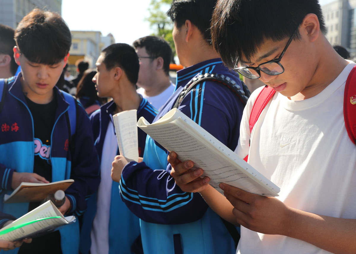 帮我写三段想找一位学习伙伴：初二 不要住校生 成绩好点的同学