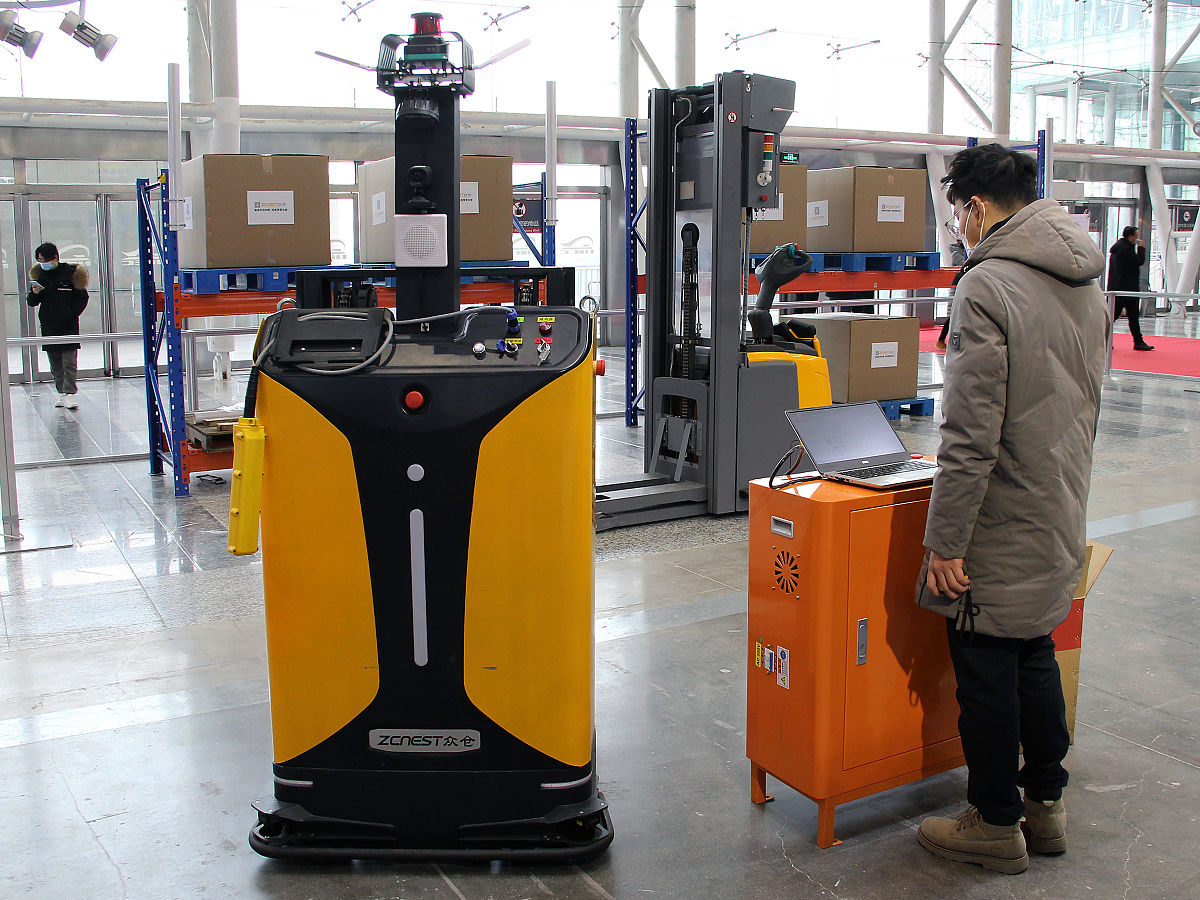 我需要设计一个智能制造的展示图片包括：AGV、冰箱门体生产线、立体仓库冰箱门体加工出后放置到AGV上AGV将每5个一组的冰箱 门体运输到智能立体仓库中。请帮我设计一下。