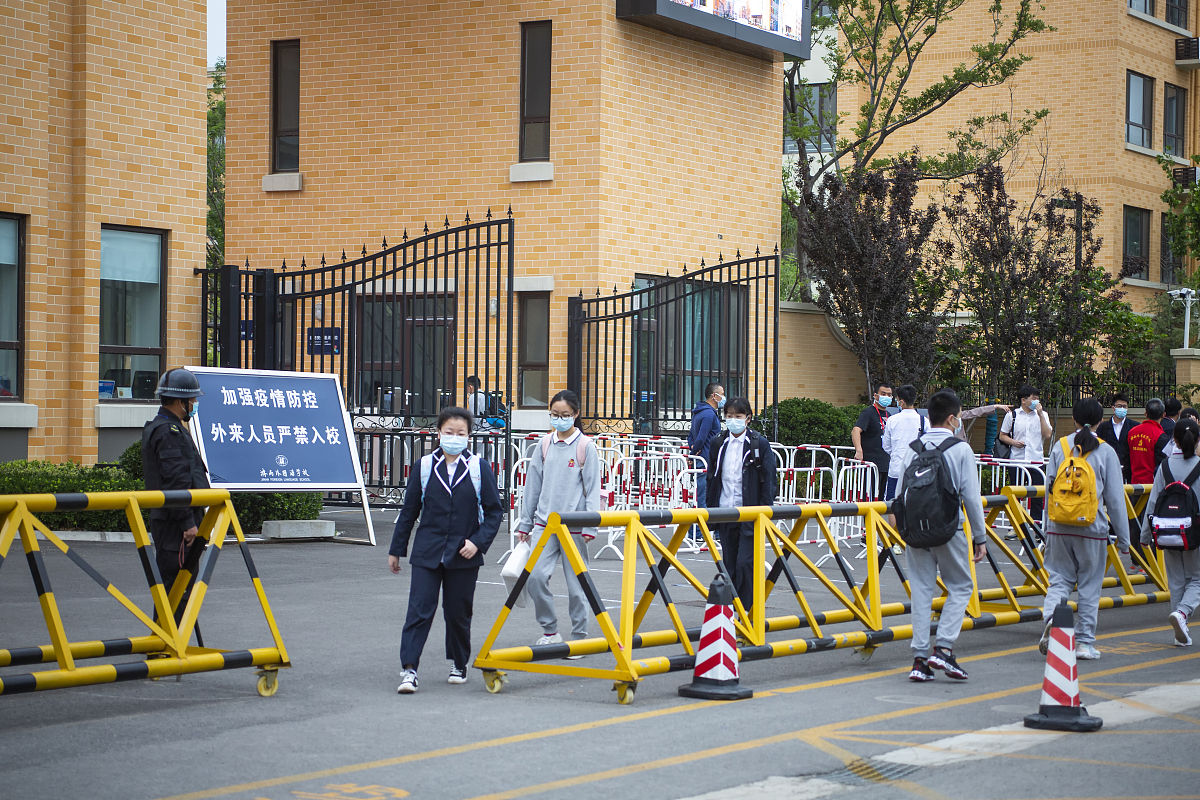 2020年5月14日,济南外国语学校的高三应届毕业生,按照学校要求返校参