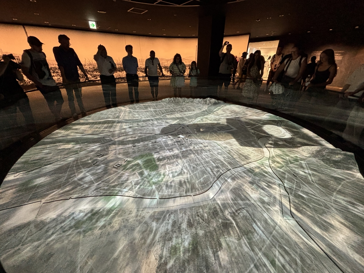 根据下列文字生成会议纪要：然后这是我们做这个就是文物建筑当然这个文物建筑这一块的话我们不仅是做一个模型这么简单我们还有做那个平面、立面、剖面你可以看一下我们做的这个就是我们做了很多这种对对就是历史建筑的那个成果。对可以看一下就是我们做的里面的平面、立面、抛面然后我们包括里面这种就是三级 BUG 模型、 rapid 模型然后包括我们把它做成一个就是那种建筑的构建降图然后包括这个拍的各种照片最终形成汇