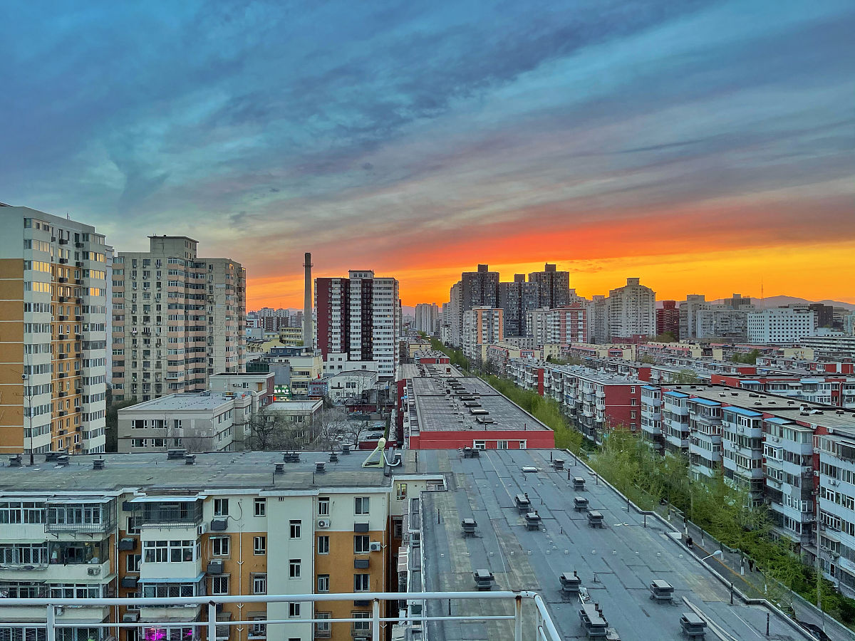 2021年4月3日,傍晚时分,北京出现迷人晚霞.